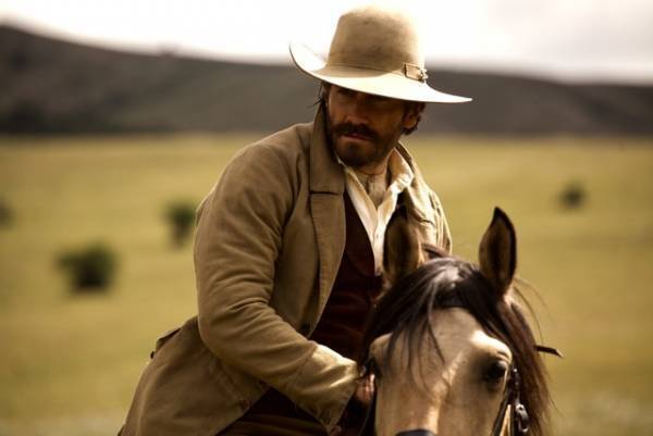 ジェイク・ギレンホール、『ブロークバック・マウンテン』以来13年ぶりのカウボーイ姿！