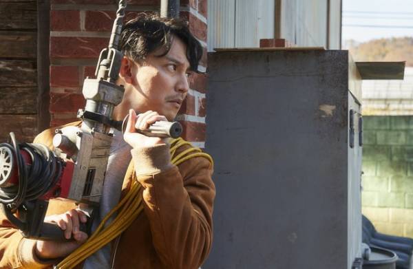 キム・ナムギル出演最新作、平和な田舎にゾンビ大量発生『感染家族』予告
