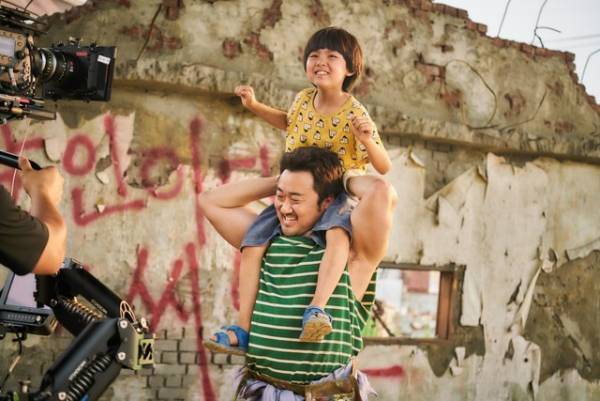 マ・ドンソクが“鉄拳”封印!? 子どもまで癒やされる『神と共に』本編映像＆新カット