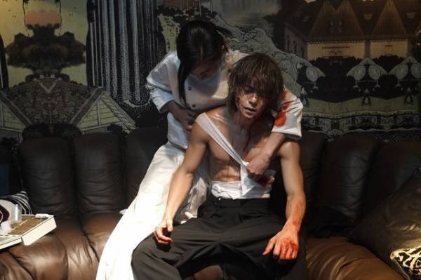 藤原竜也×窪田正孝、まるでバックハグ!?『Diner』麗しき場面写真