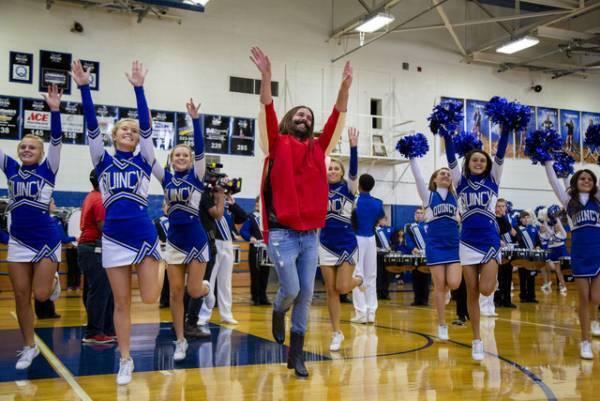 「クィア・アイ」最新S4はジョナサンの母校へ！涙腺崩壊の予告編到着