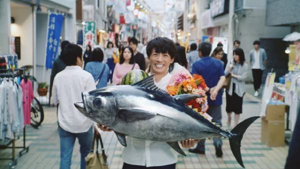 高橋一生、水かぶっても笑顔全開！ 新CMスタート