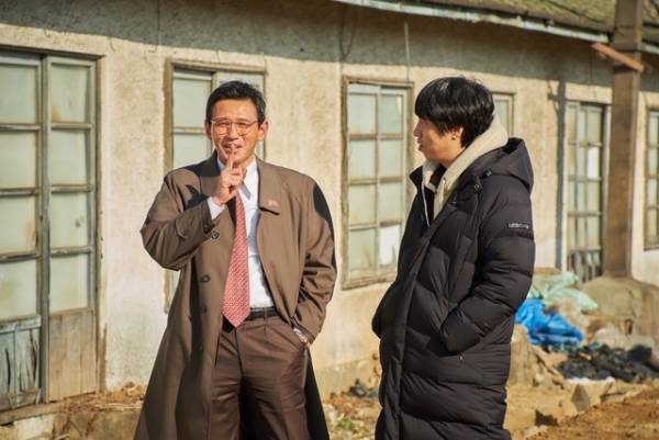 ファン・ジョンミン＆チュ・ジフン、緊迫の心理戦の裏ではお茶目『工作』メイキング