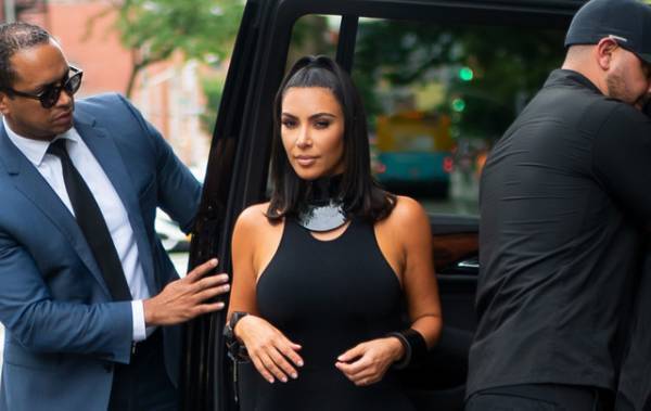 キム・カーダシアン、「KIMONO」改名の進捗を報告 200万枚の下着廃棄せず