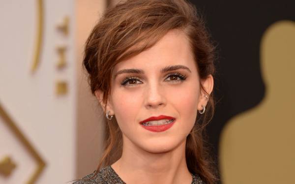 エマ・ワトソン、J・K・ローリング54歳の誕生日を“仮装写真”でお祝い