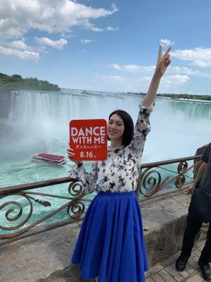 三吉彩花、N.Y.やナイアガラでも踊らずにいられない！『ダンスウィズミー』SP映像