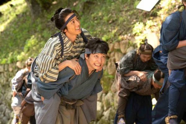 星野源、高橋一生をおんぶで坂ダッシュ！『引っ越し大名！』鍛錬シーン入手