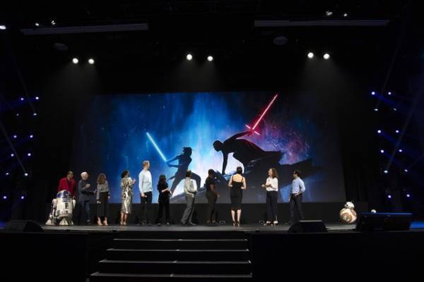 『スター・ウォーズ』最新作、レイ×カイロ・レン最後の決戦思わせるポスター公開