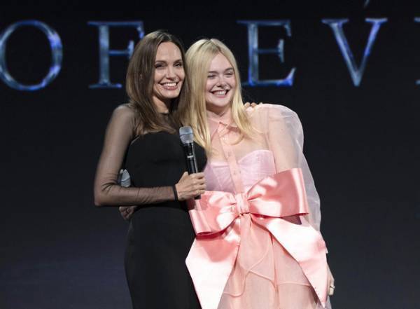 エル・ファニング、アンジーと2ショット登壇！『マレフィセント』は「かけがえのない体験」