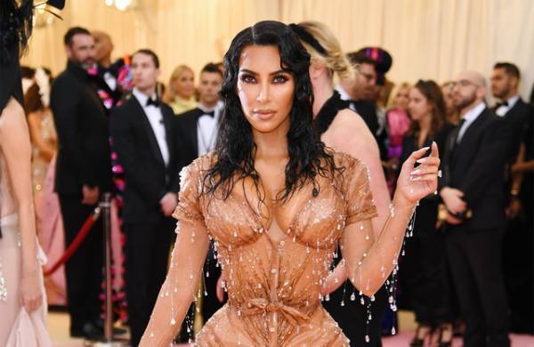 キム・カーダシアン、補正下着の新しいブランド名をついに発表