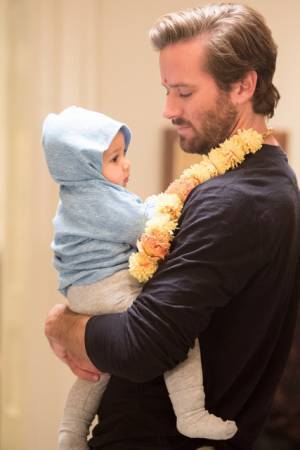 アーミー・ハマー、祝33歳！命がけで我が子を守る父親カット解禁『ホテル・ムンバイ』