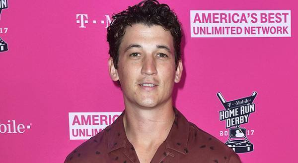 マイルズ・テラー、6年交際の恋人と結婚 ニーナ・ドブレフら出席