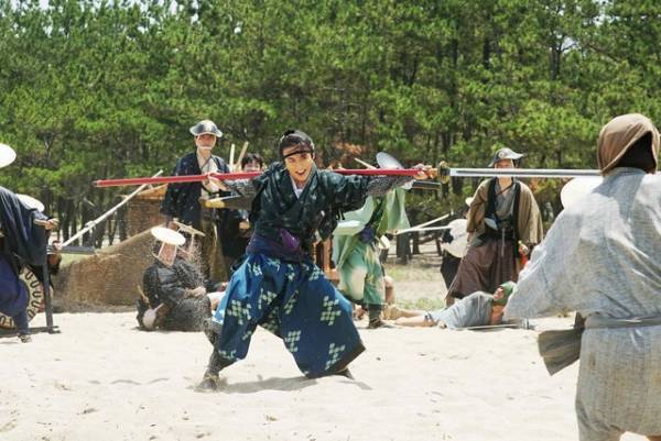 高橋一生、巨大な槍を嬉々として振り回す！『引っ越し大名！』メイキング