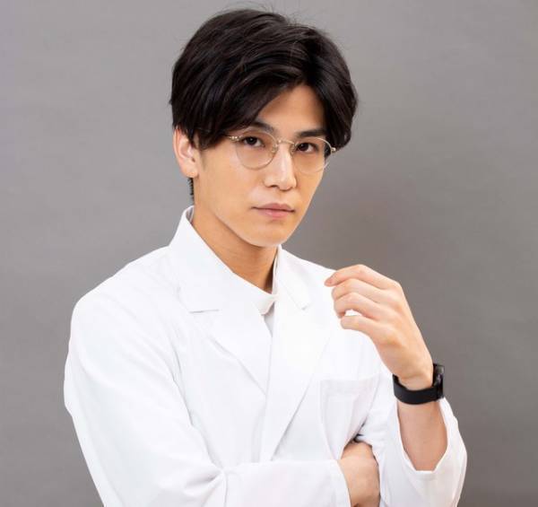 岩田剛典の白衣×メガネ姿公開！「シャーロック」クランクイン