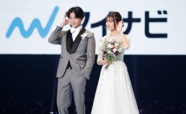 【第29回東京ガールズコレクションA/W】新田真剣佑＆吉川愛、ウェディングドレス・タキシード姿で登場！