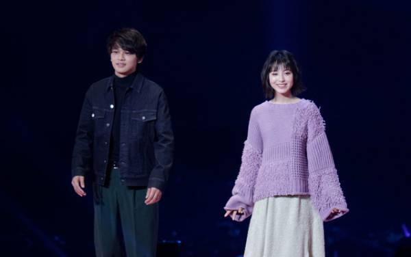 【第29回東京ガールズコレクションA/W】北村匠海＆浜辺美波、揃ってランウェイに登場！