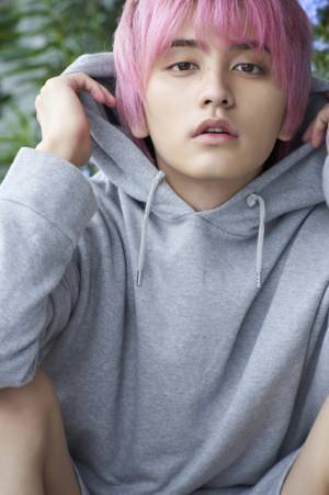 “ピンク髪”瀬戸利樹、2020年カレンダー発売！「この髪色を写真に」