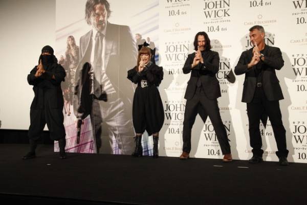 キアヌ＆きゃりー、忍者とヒット祈願で「エイ！」『ジョン・ウィック』最新作　　