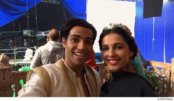 ナオミ・スコット、“アラジン”キメ顔に爆笑!? メイキング映像公開