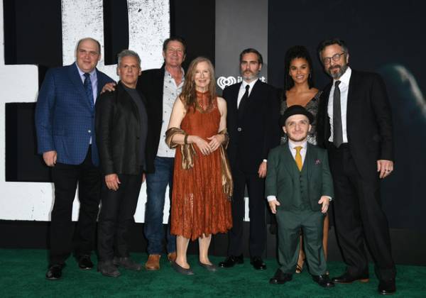 元バットマンやアクアマンも 『ジョーカー』をハリウッドの“仲間”が祝福