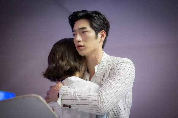 ソ・ガンジュン、泣いたら抱きしめる…AIロボと1人2役「キミはロボット」リリース