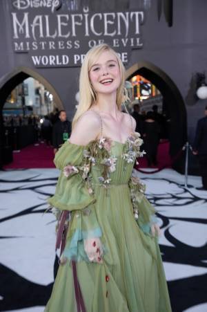 エル・ファニング、オーロラ姫のルーツをイメージしたドレスで魅了『マレフィセント2』