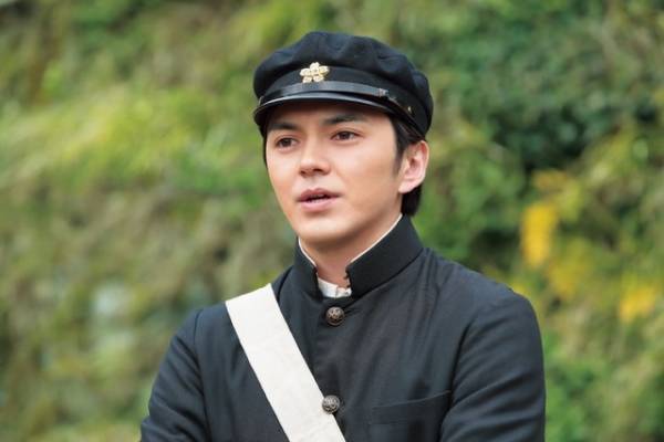 林遣都「スカーレット」に学ラン姿で初登場、戸田恵梨香＆大島優子の「弟みたい」