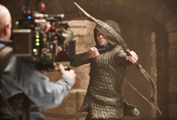 タロン、ドヤ顔に美声も披露『フッド：ザ・ビギニング』メイキング