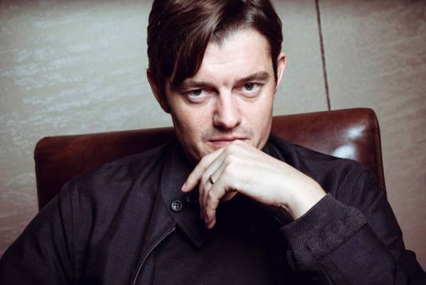 【インタビュー】「不思議な旅路」を歩むサム・ライリー、一変した過去と充実の現在を語る