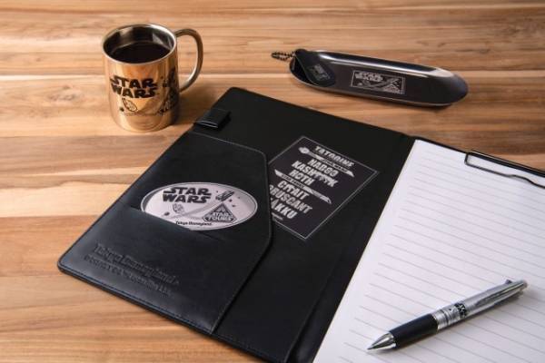 【ディズニー】スター・ツアーズ約20種類のグッズ発売　初登場のフォトロケも