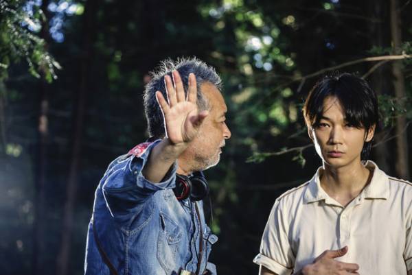 綾野剛、重要な土地“Y字路”で瀬々監督と意見交換『楽園』メイキング映像