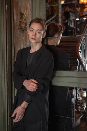 窪田正孝、パリで魅せるオトナな雰囲気「2020年カレンダー」ポスター＆卓上で発売