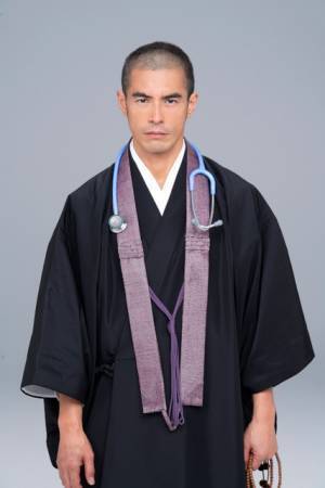 伊藤英明が2年伸ばした髪をバッサリ“僧侶姿”公開、追加キャストも