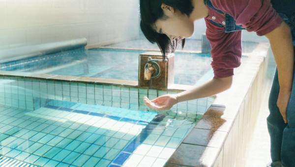 松本穂香の“お湯を慈しむ”表情に注目…『わたしは光をにぎっている』本編映像