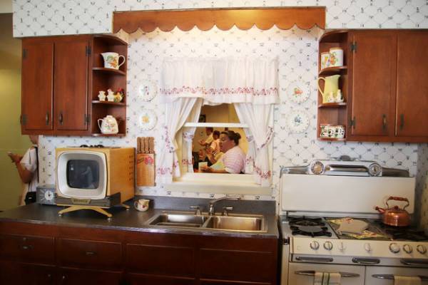 【海外ディズニー】行儀が悪いと“叱られる”!? 家庭的な雰囲気を楽しめるレストラン