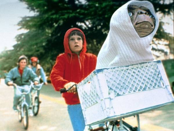 『E.T.』が37年ぶりにCMでカムバック、エリオット役のヘンリー・トーマスも登場
