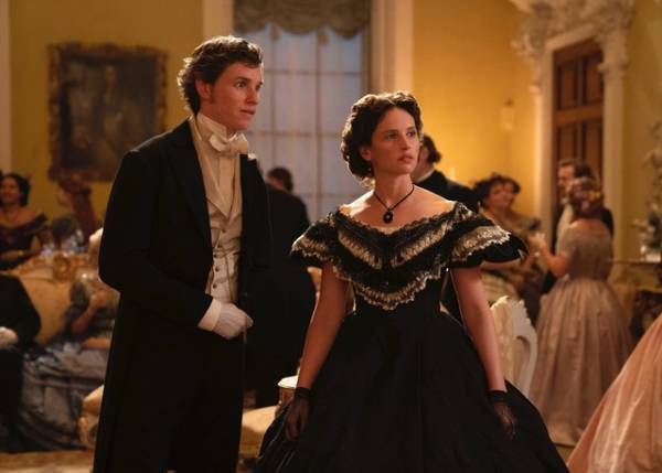 フェリシティ＆エディ、上空1万mでも息ピッタリ『イントゥ・ザ・スカイ』予告編