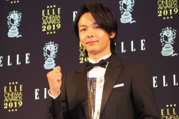 中村倫也、お茶目に「僕は今日5割増し」エルシネマアワードで多忙な2019年に感謝