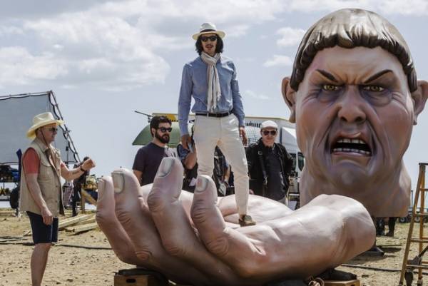 アダム・ドライバーが羊とキス!?賛否両論『テリー・ギリアムのドン・キホーテ』予告