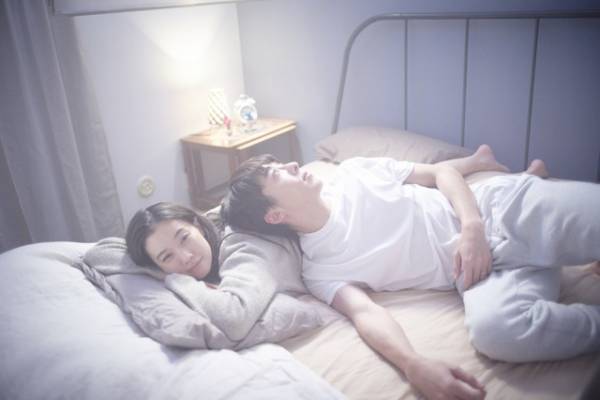 高橋一生と蒼井優がベッドで寄り添う『ロマンスドール』新ビジュアル
