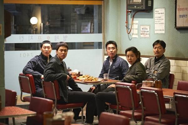 麻薬捜査班から“チキンの匠”誕生!?『エクストリーム・ジョブ』本編シーン解禁