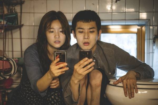 トイレで無料Wi-Fiをキャッチ『パラサイト』冒頭映像解禁