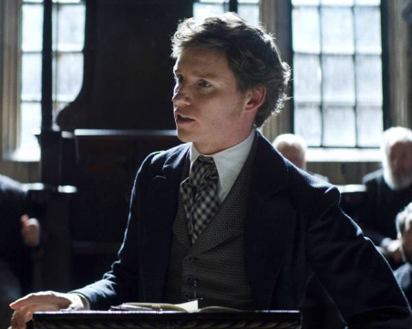 エディ・レッドメイン、“才能にあふれた学者”役がハマる『イントゥ・ザ・スカイ』