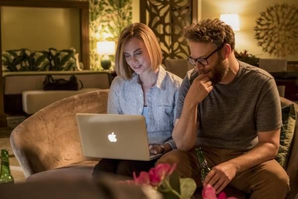 シャーリーズ＆セス、“相思相愛”のインタビュー映像『ロング・ショット』