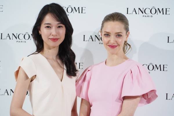 戸田恵梨香＆アマンダ・セイフライドがピンクドレスで美の競演「美しさとは」語る