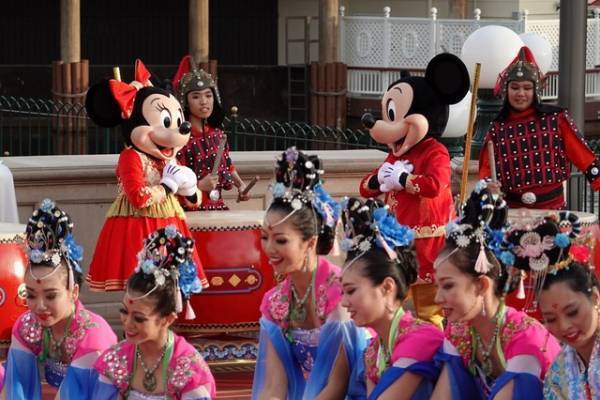 【海外ディズニー】カリフォルニアで旧正月イベントがスタート！ミキミニ衣装を一新