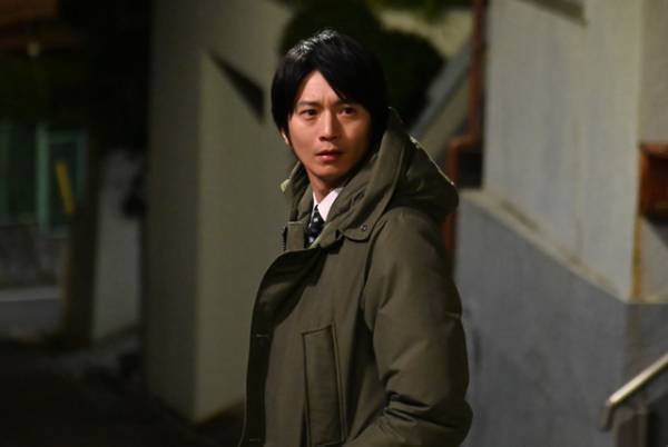 松村北斗のピアノ演奏＆白黒シャツ姿に注目集まる…「10の秘密」2話