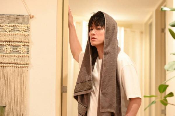 佐藤健の“ハグ＆背中ポンポン”に視聴者沸き立つ「恋はつづくよどこまでも」2話