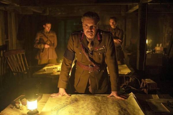 コリン・ファース、“ワンカット撮影”に「圧倒された」若き伝令に伝える『1917』本編映像