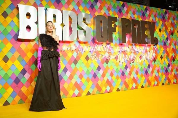 マーゴット・ロビー、“ハーレイ”は「コミックを尊重」黒ドレスでロンドンプレミアに降臨